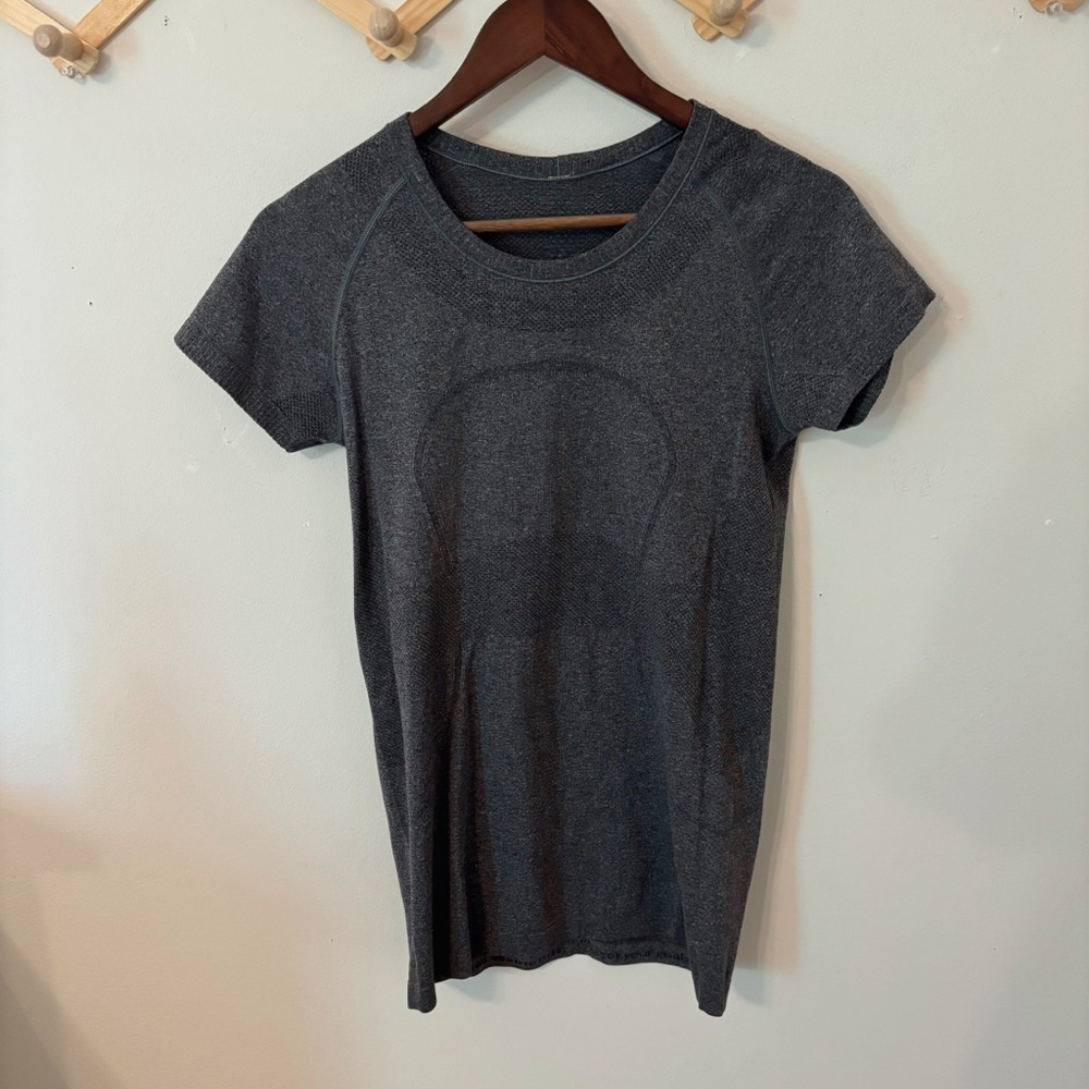 Lululemon Swiftly Tech Gray Short Sleeve Shirt - Size 8